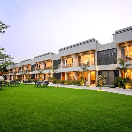 Meritas Aura Resort Lonavla Exterior foto