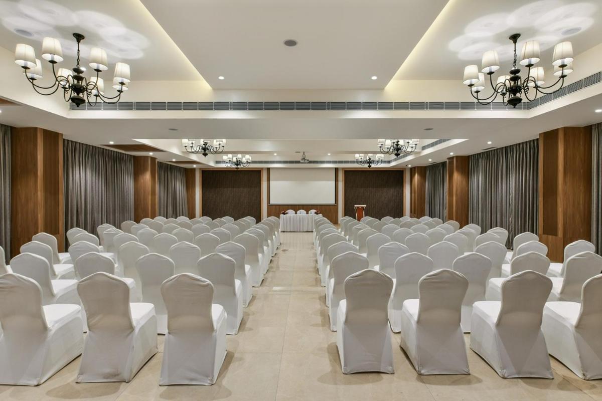 Meritas Aura Resort Lonavla Exterior foto